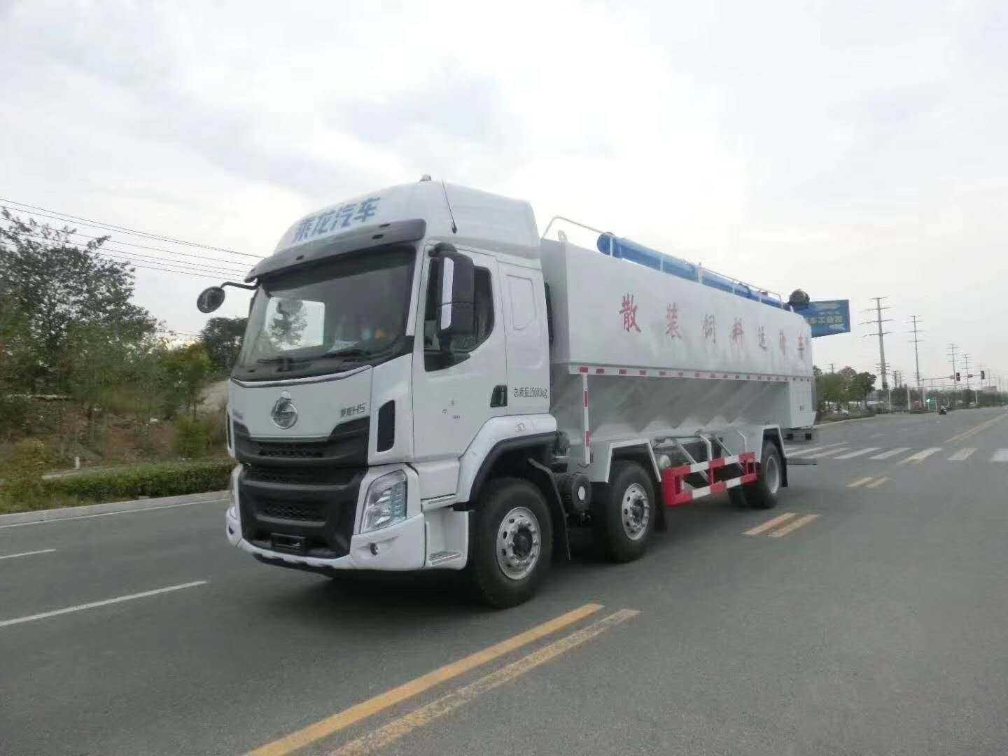 國六東風(fēng)柳汽小三軸散裝飼料運(yùn)輸車圖片